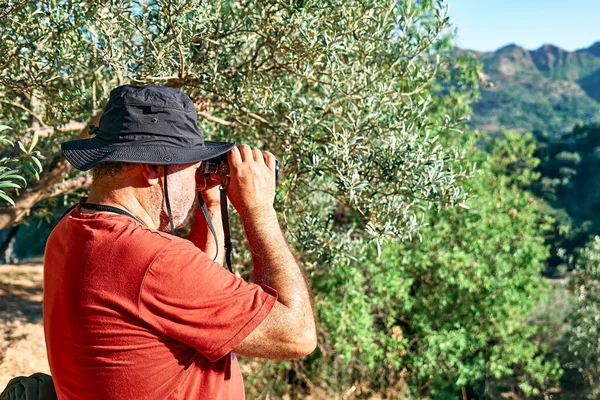 Toeristische Man Kijkt Door Een Verrekijker Het Uitzicht Bergen Reizen — Stockfoto