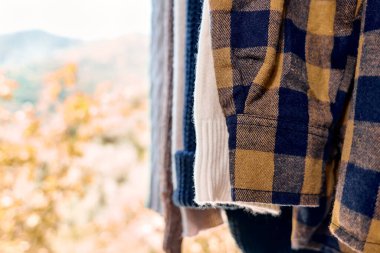 Elbise askısındaki askılara süveter ördüm. Slow Fashion. Bilinçli tüketim. Garaj satışı, tekrar kullanım giysileri, ikinci el ve çevre tüketimi kavramı.