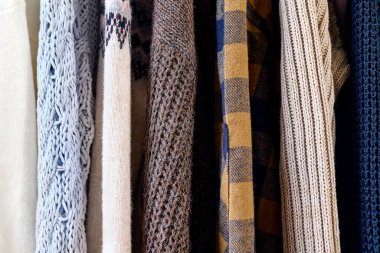 Elbise askısındaki askılara süveter ördüm. Slow Fashion. Bilinçli tüketim. Garaj satışı, tekrar kullanım giysileri, ikinci el ve çevre tüketimi kavramı.