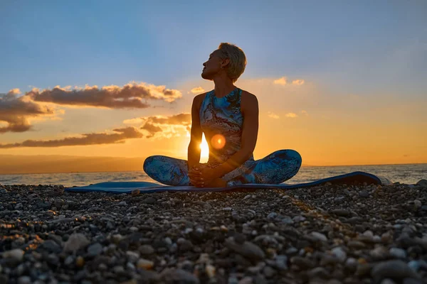 Egy Fiatal Jógázik Parton Napkeltekor Harmónia Jólét Meditáció Egészséges Életmód — Stock Fotó