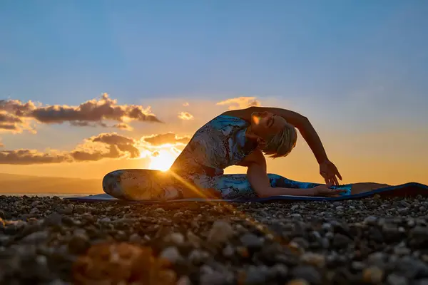 Młoda Kobieta Ćwiczy Jogę Plaży Wschodzie Słońca Harmonia Dobre Samopoczucie — Zdjęcie stockowe