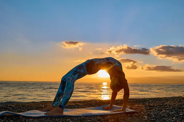 Młoda Kobieta Ćwiczy Jogę Plaży Wschodzie Słońca Harmonia Dobre Samopoczucie — Zdjęcie stockowe