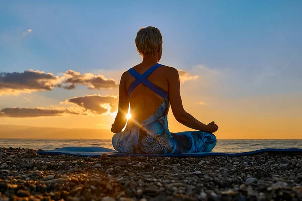 Egy Fiatal Jógázik Parton Napkeltekor Harmónia Jólét Meditáció Egészséges Életmód — Stock Fotó