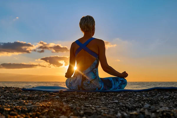 Giovane Donna Che Pratica Yoga Sulla Spiaggia All Alba Armonia — Foto Stock