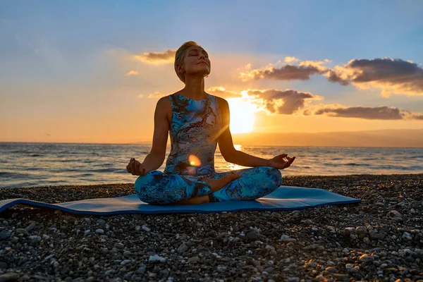 年轻女子日出时在海滩上练习瑜伽 健康的生活方式 自我照顾 冥想的概念 — 图库照片