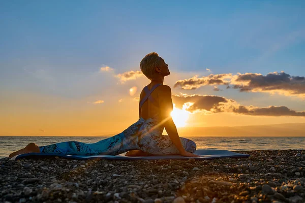 Молодая Женщина Практикует Йогу Пляже Рассвете Мбаппе Велнес Медиация Здоровый — стоковое фото