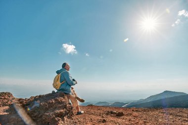 Aktif Yanardağ Etna 'nın panoramik manzarasına bakan bir adam, Avrupa' nın en yüksek volkanı Sicilya, İtalya 'nın en yüksek volkanı..