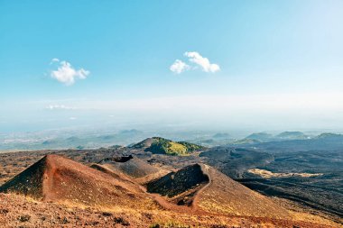 Etna Yanardağı 'nın geniş panoramik manzarası. Avrupa kıtasının en yüksek volkanı, Sicilya, İtalya. Etna Dağı 'nın yamacında sönmüş kraterler volkanik aktivite izleri var..