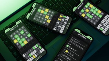 Telefon ekranında kelime oyunu