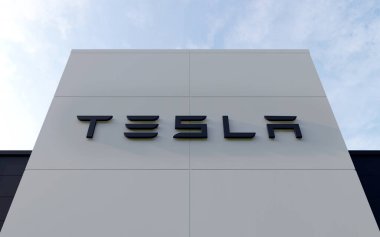 Tesla logosu, Westmont 'taki Tesla bayiliğinde bir binanın logosu.