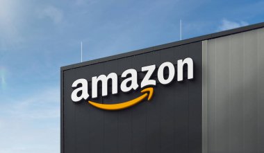 Amazon logosu Moenchengladbach, Batı Almanya 'daki dağıtım merkezinde.
