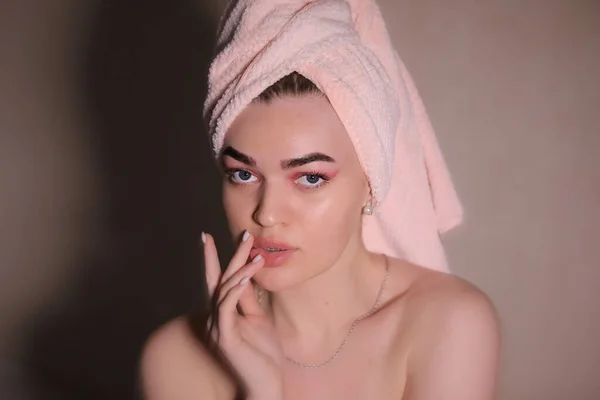Atrakcyjna kobieta w różowym ręczniku z różowym ręcznikiem na głowie Obrazek Stockowy