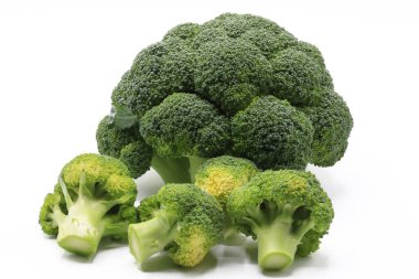 Beyaz arkaplanda izole brokoli kes