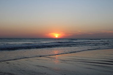 Okyanusun kıyısında güzel bir gün batımı