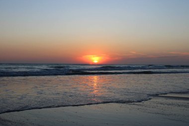 Okyanusun kıyısında güzel bir gün batımı