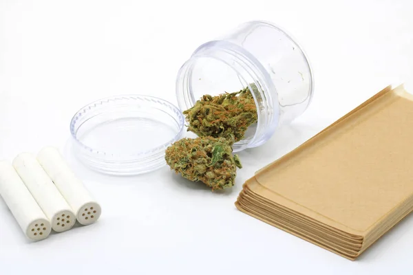 Des Bourgeons Marijuana Dans Pot Transparent Accompagnés Papier Fumé Filtres — Photo