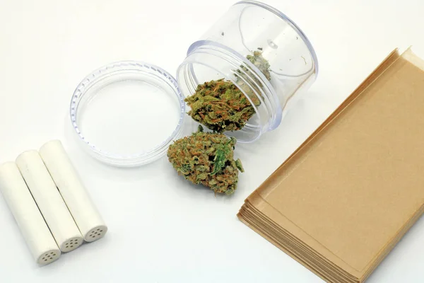Μπουμπούκια Μαριχουάνας Διαυγές Δοχείο Συνοδευόμενα Από Καπνιστό Χαρτί Και Μονωμένα — Φωτογραφία Αρχείου