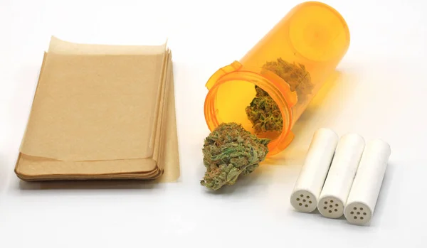Des Bourgeons Marijuana Dans Pot Orange Accompagnés Papier Fumé Filtres — Photo