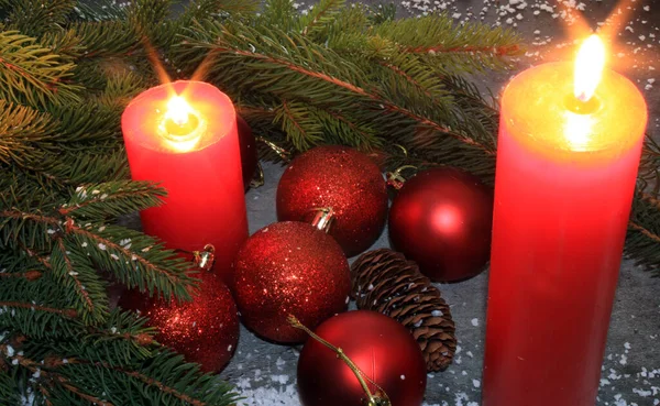Kerst Achtergrond Met Sparren Takken Rode Ballen Rode Kaarsen Ornamenten — Stockfoto