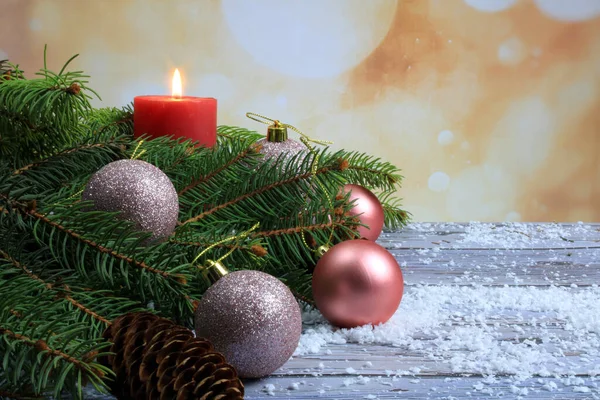 トウヒの枝 ピンクと紫のボール 赤いキャンドル 装飾品とクリスマスの背景 ストック画像