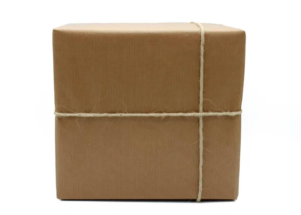 麻のロープで結ばれた茶色の紙に包まれたパッケージ — ストック写真