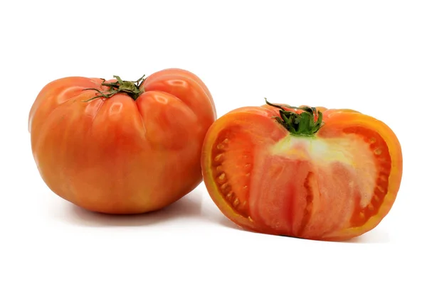One Whole Pink Tomato Next One Cut Half Isolated White — Foto de Stock