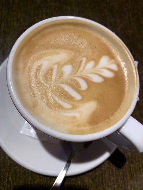 Köpüklü bir fincan kahve.