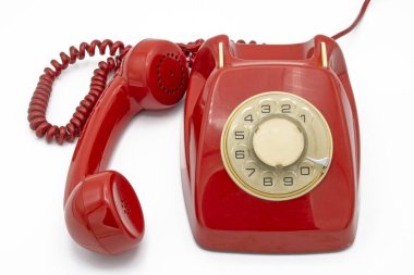 Eski kırmızı telefon, beyaz arka planda izole edilmiş. 