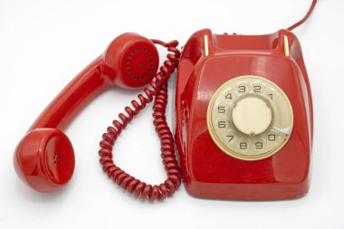 Eski kırmızı telefon, beyaz arka planda izole edilmiş. 