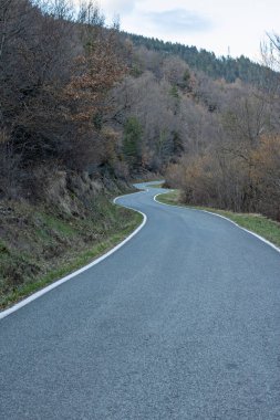Sırayla birkaç virajlı dağ yolu 