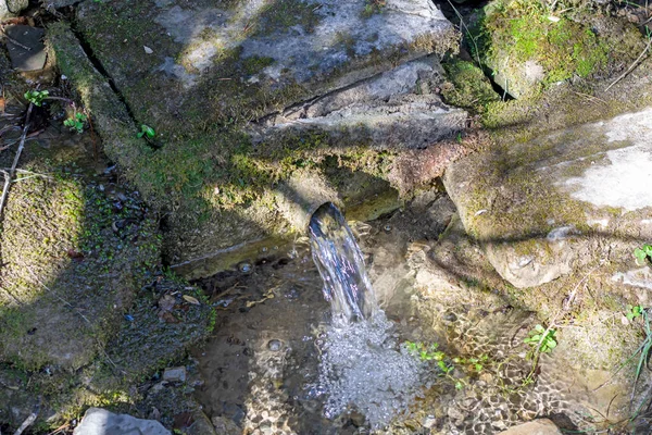 Natürlicher Brunnen Auf Der Seite Des Berges — Stockfoto