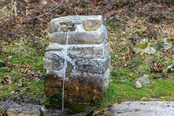 Fântâna Piatră Scurgere Lungă Băut Partea Laterală Muntelui — Fotografie, imagine de stoc