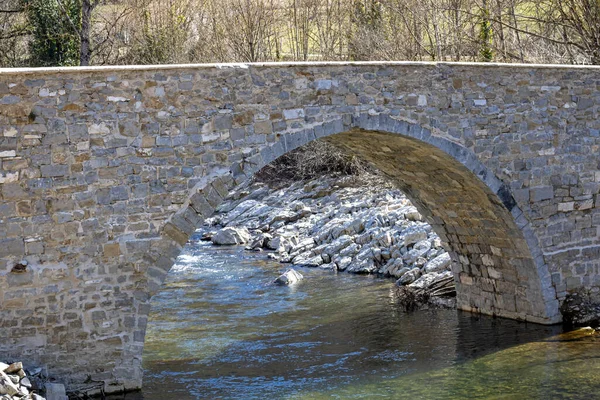 Alte Steinbrücke Über Einen Fluss — Stockfoto