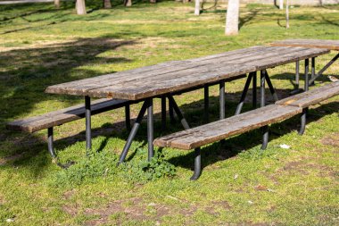 Parktaki ahşap kamp masası 