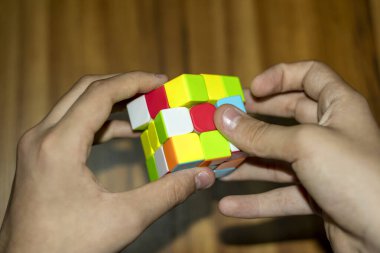 Sihirli küpü çeviren eller