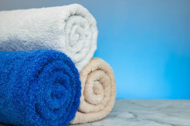 Havlular granit bir zeminde yuvarlandı.