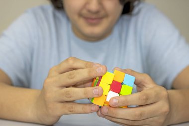 Gençler sihirli küpü çeviriyor.