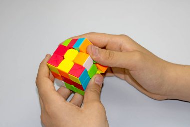 Sihirli küpü çeviren eller