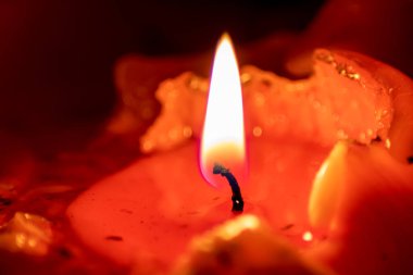 Çok sayıda mum tüketen yakın plan 