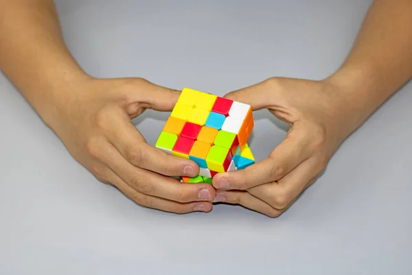 Руки Перетворюють Чарівний Куб — стокове фото