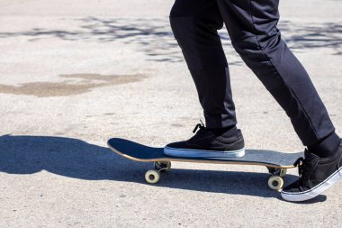 Kaykayı iten bacakların yakın çekimi