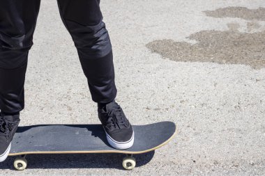 Kaykayın üzerinde bir bacağın yakın çekimi 