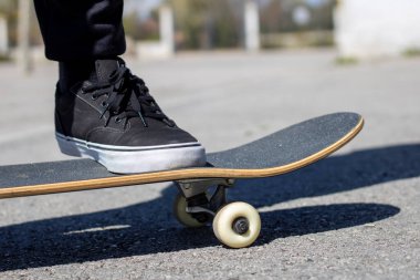 Kaykayın üzerinde bir ayağın yakın çekimi. 