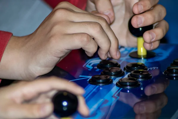 Närbild Hand Som Spelar Arkadmaskin — Stockfoto