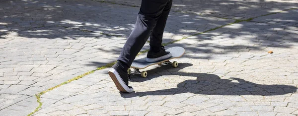 Close Pernas Que Impulsionam Skate — Fotografia de Stock