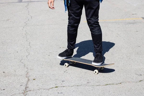 Close Dari Kaki Pada Skateboard — Stok Foto