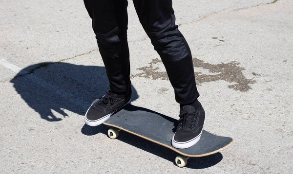 Gros Plan Une Jambe Sur Une Planche Roulettes — Photo