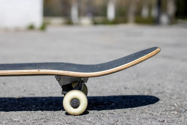 Close Van Een Skateboard Het Asfalt — Stockfoto