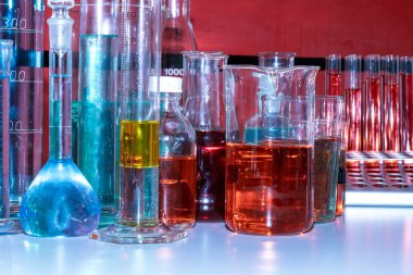 Değişik renklerde laboratuvar malzemeleri.