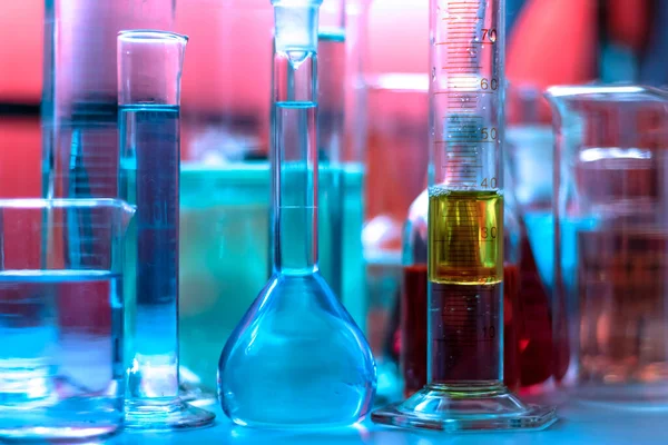 Équipement Laboratoire Avec Des Liquides Différentes Couleurs — Photo